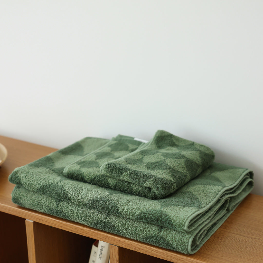 Fish scale pattern two-color series towel