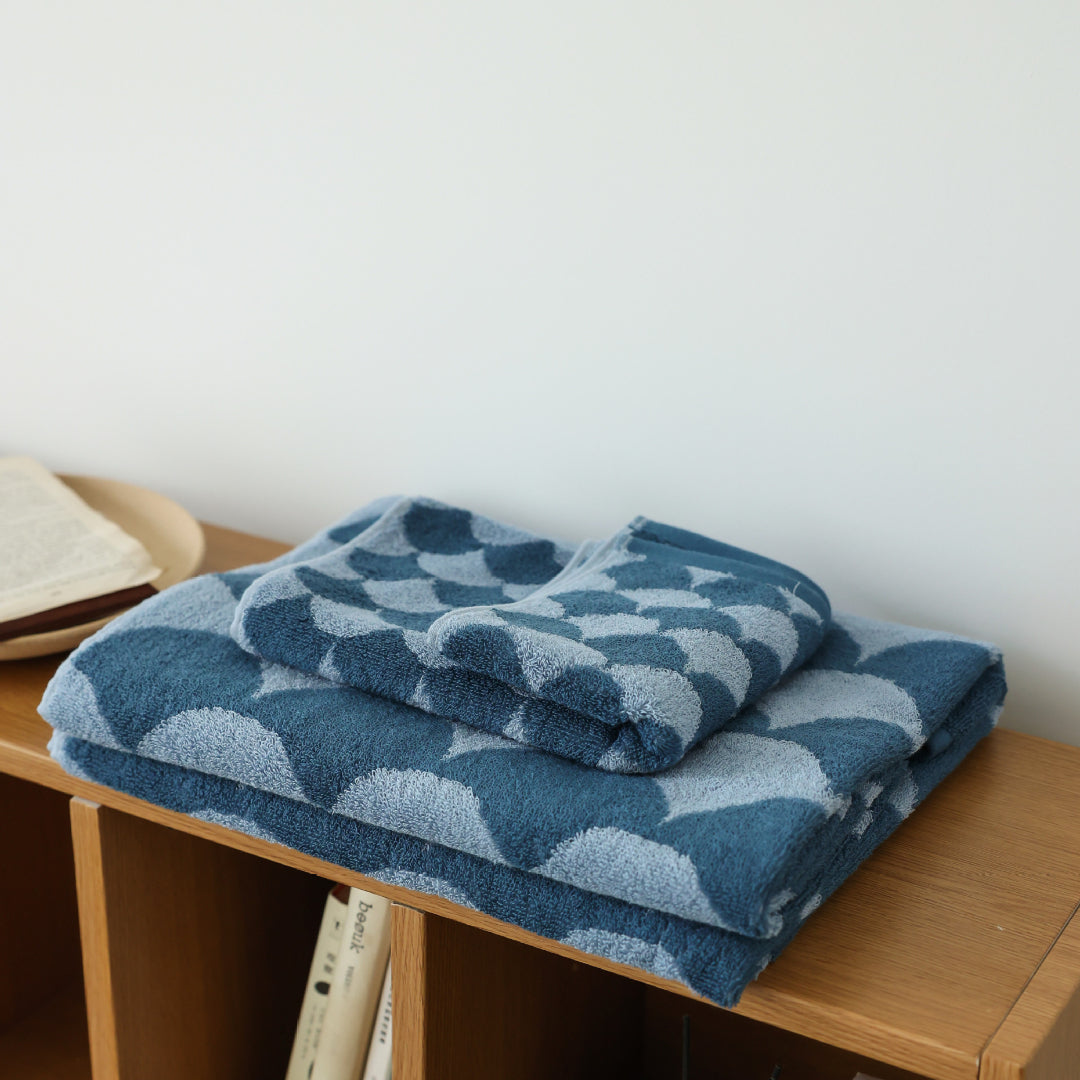 Fish scale pattern two-color series towel